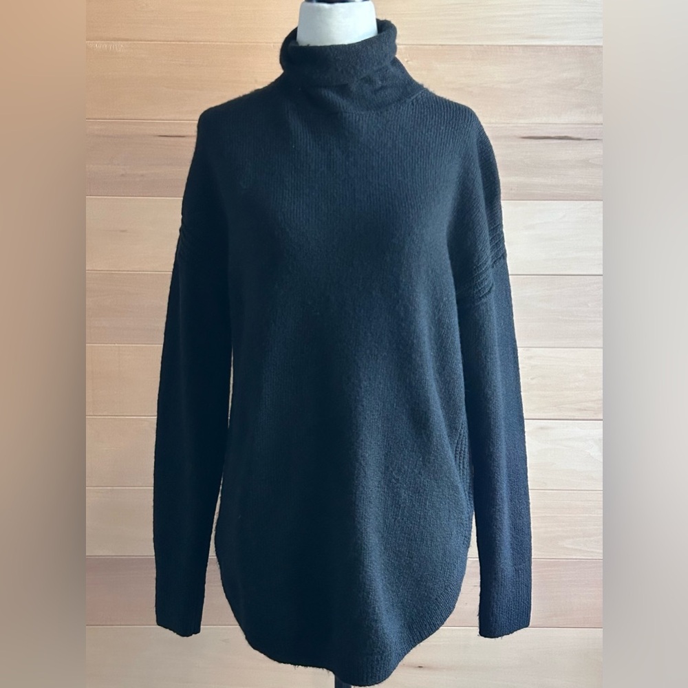 GAP Size Medium black Oversized and slouchy silhouette with drop shoulders